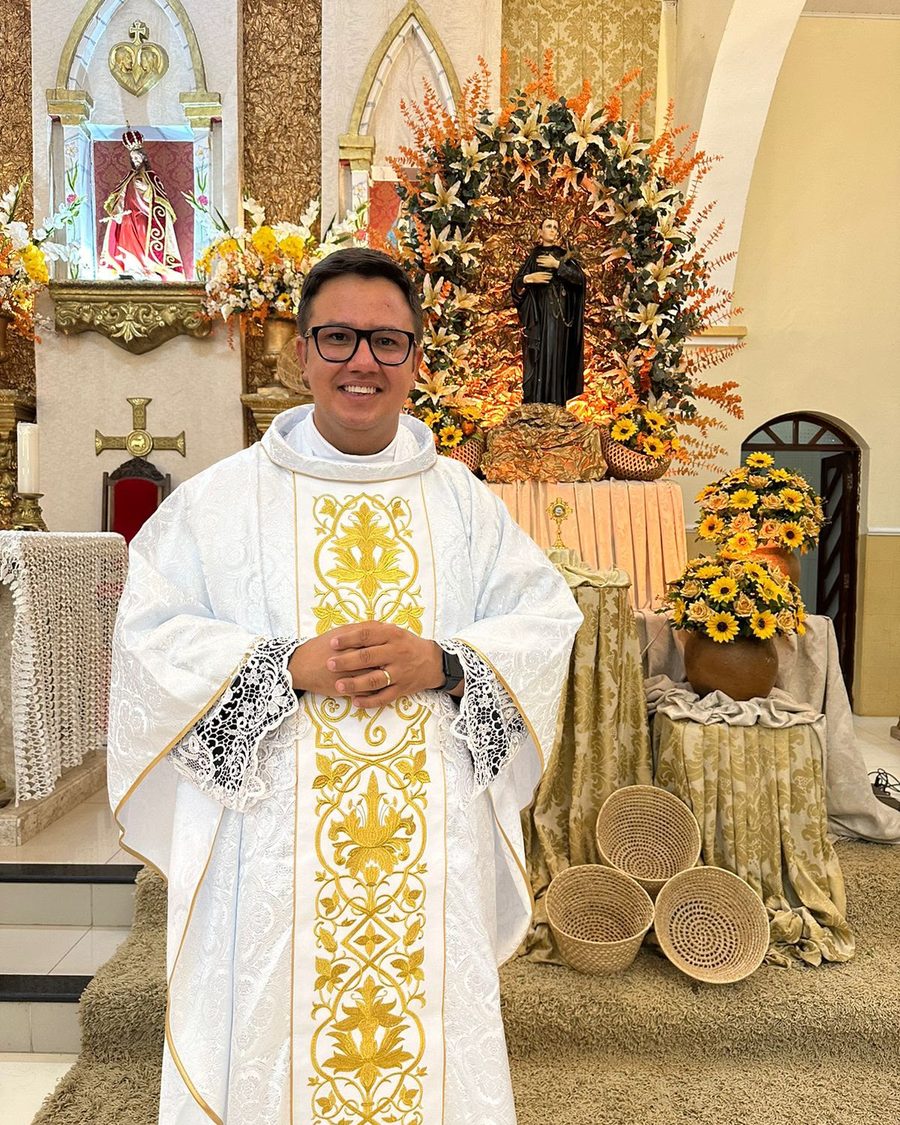 Padre usando paramento Salette