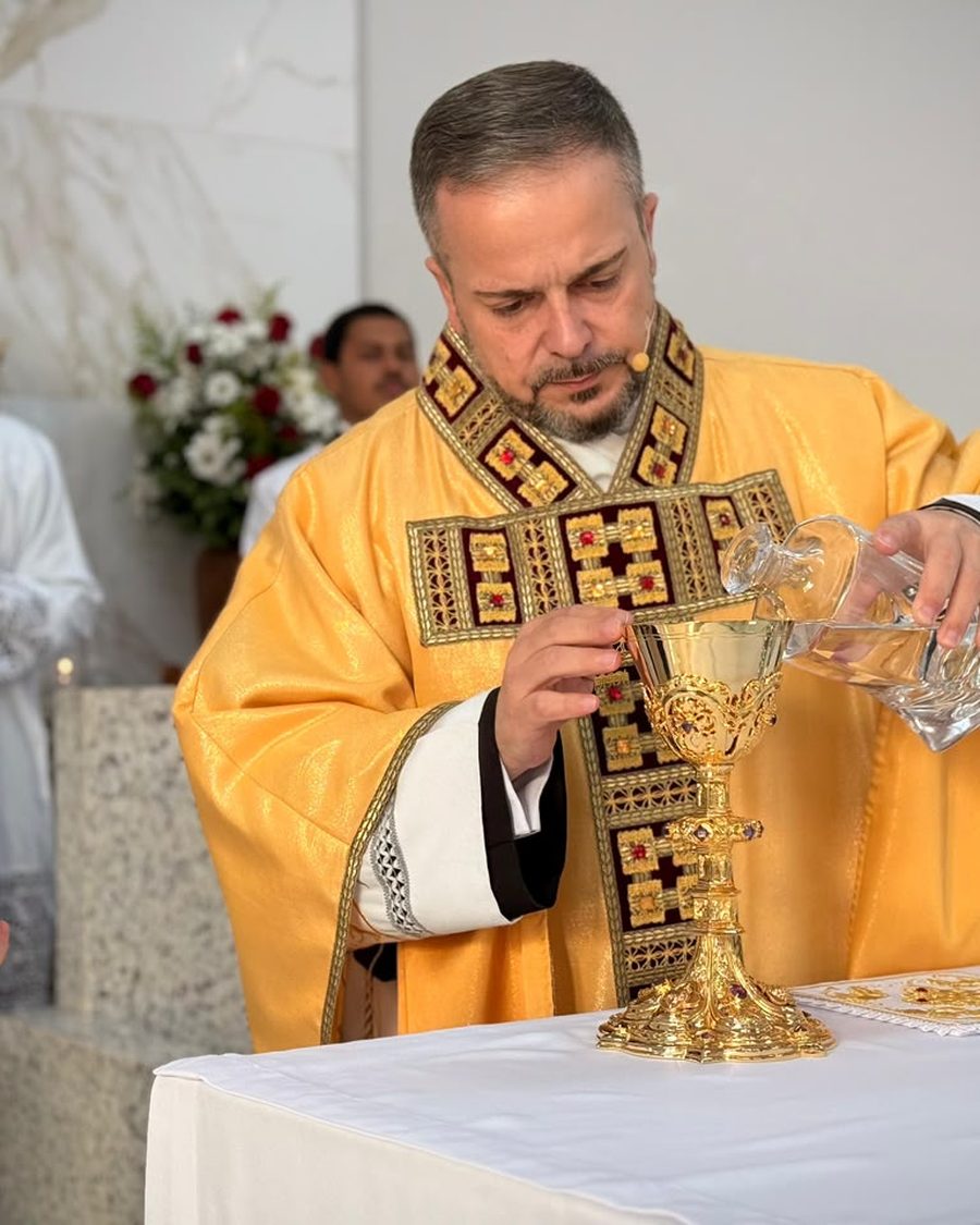 Padre usando paramento Salette