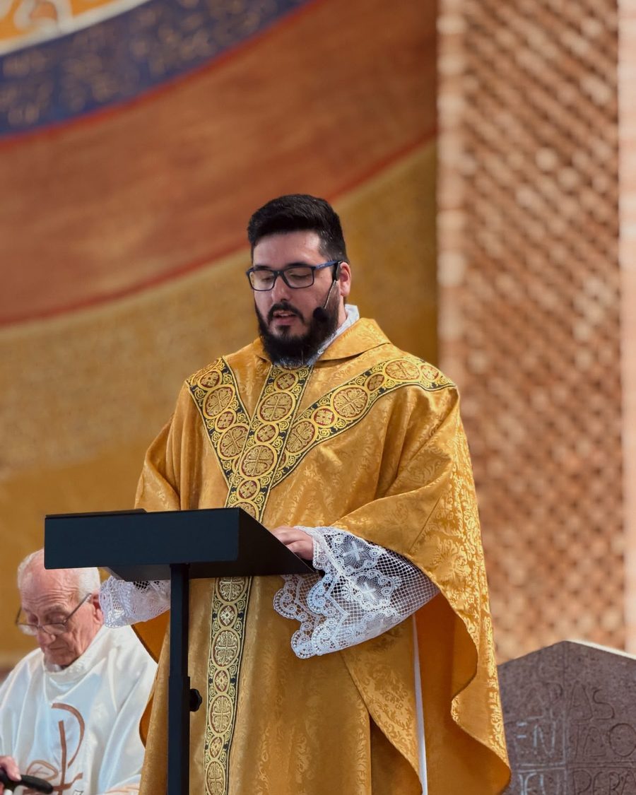 Padre usando paramento Salette